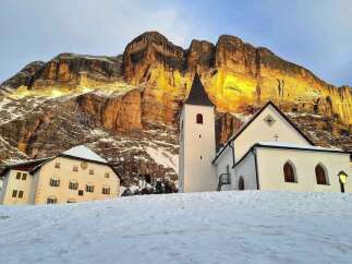 Nestled in a picturesque winter landscape, this charming property offers stunning views of the surrounding mountains.