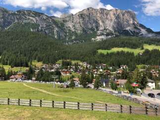 Discover the charm of this stunning mountain village, nestled amidst breathtaking natural beauty.