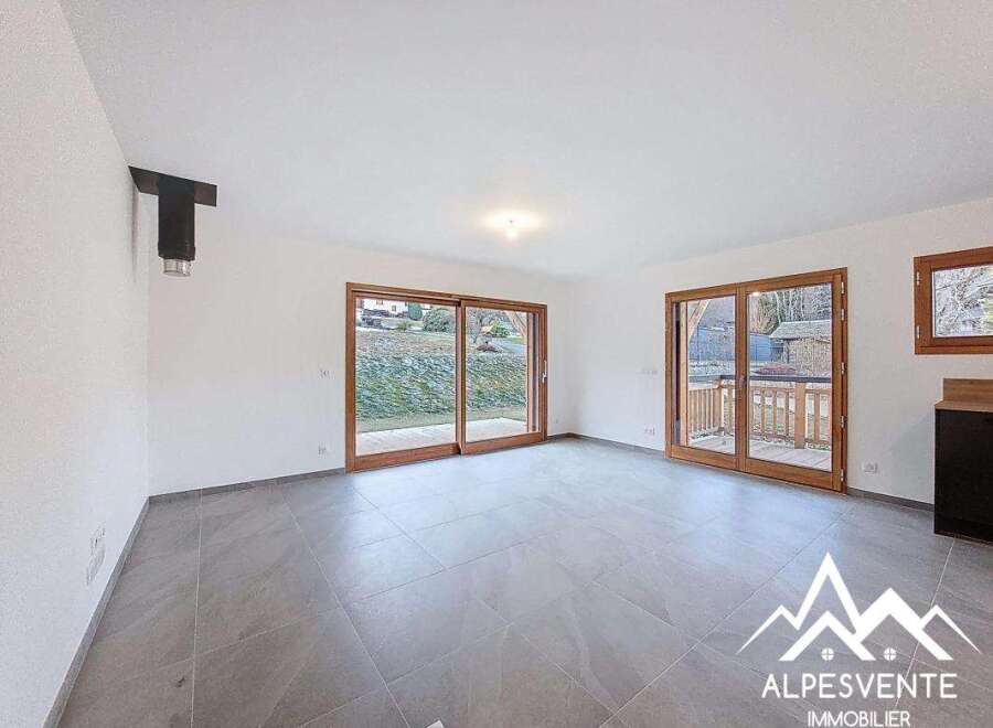 Discover this stunning property featuring a bright and airy interior with large windows that offer breathtaking views.