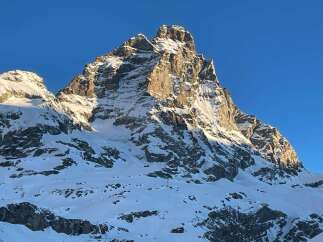 Majestic mountain peak, a stunning display of nature's artistry.