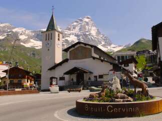 Discover Breuil-Cervinia, a charming alpine village nestled at the foot of the majestic Matterhorn.
