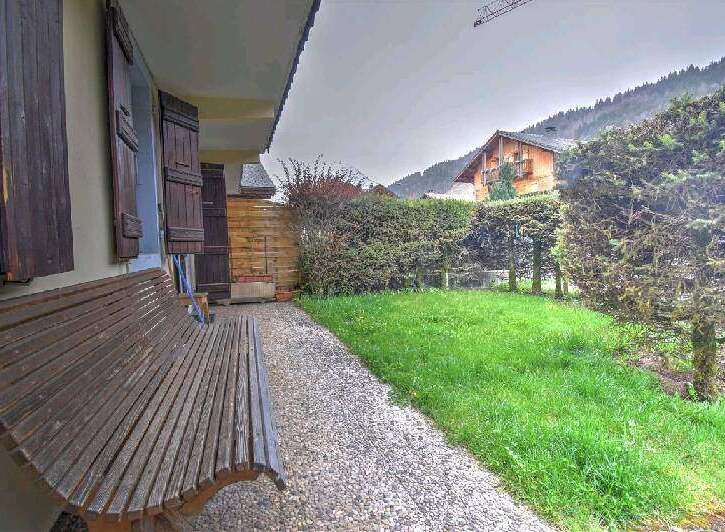 Charming chalet with a private garden perfect for relaxing.