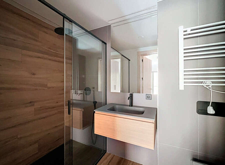 Step into modern luxury with this stunning bathroom design.