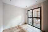 Discover this bright and airy room, perfect for creating a cozy living space.