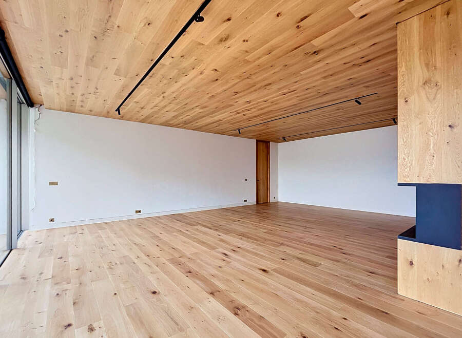 Experience modern elegance in this stunning property featuring exquisite wooden floors and ceilings that exude warmth and sophistication.