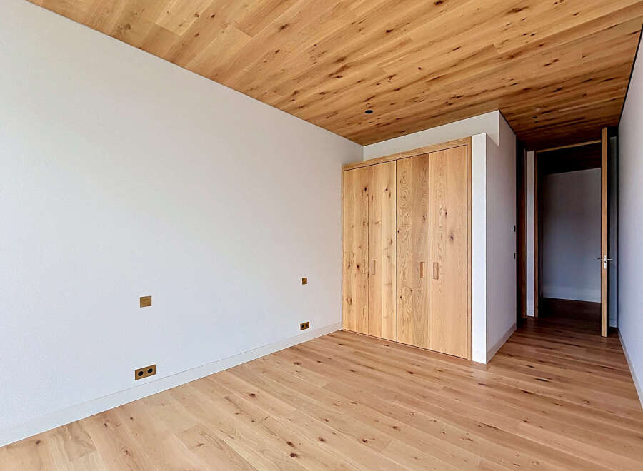 This stunning room features a beautiful wooden ceiling and flooring, creating a warm and inviting atmosphere.