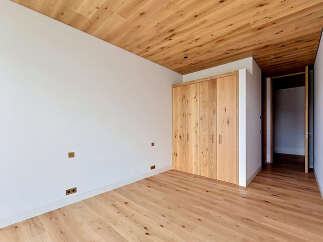 This stunning room features a beautiful wooden ceiling and flooring, creating a warm and inviting atmosphere.