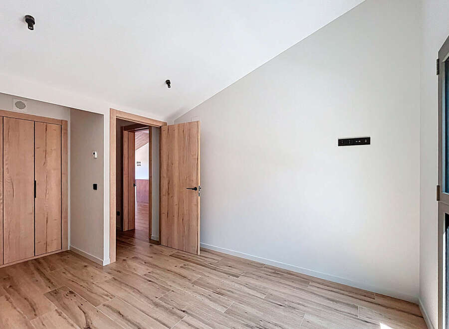 Step into this beautifully designed space, featuring stunning wooden floors and elegant wooden doors.