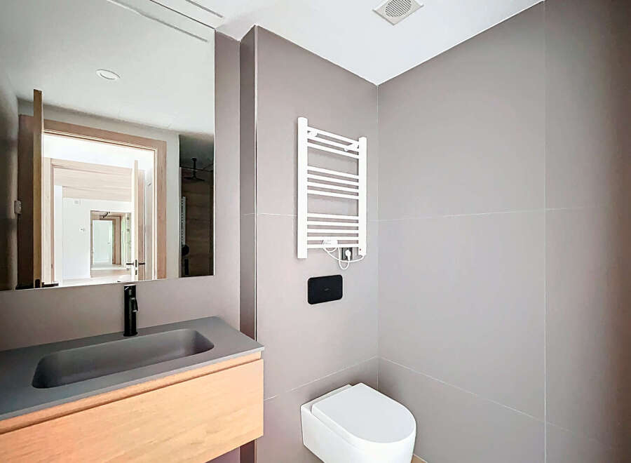 This modern bathroom features a sleek design with a minimalist aesthetic.