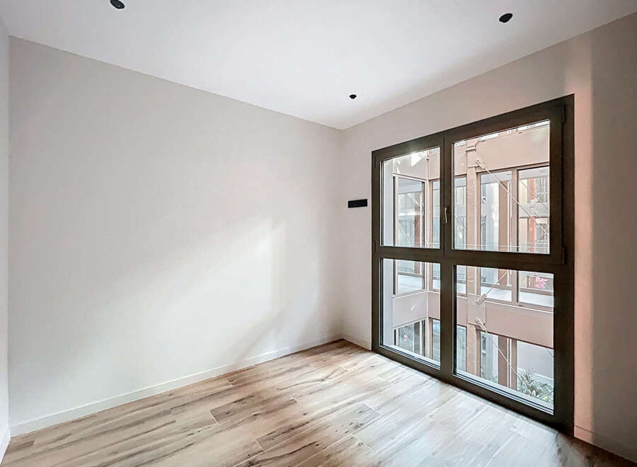 Discover this bright and airy room, perfect for creating a cozy living space.