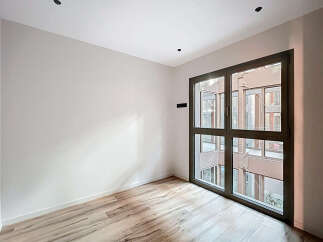 Discover this bright and airy room, perfect for creating a cozy living space.