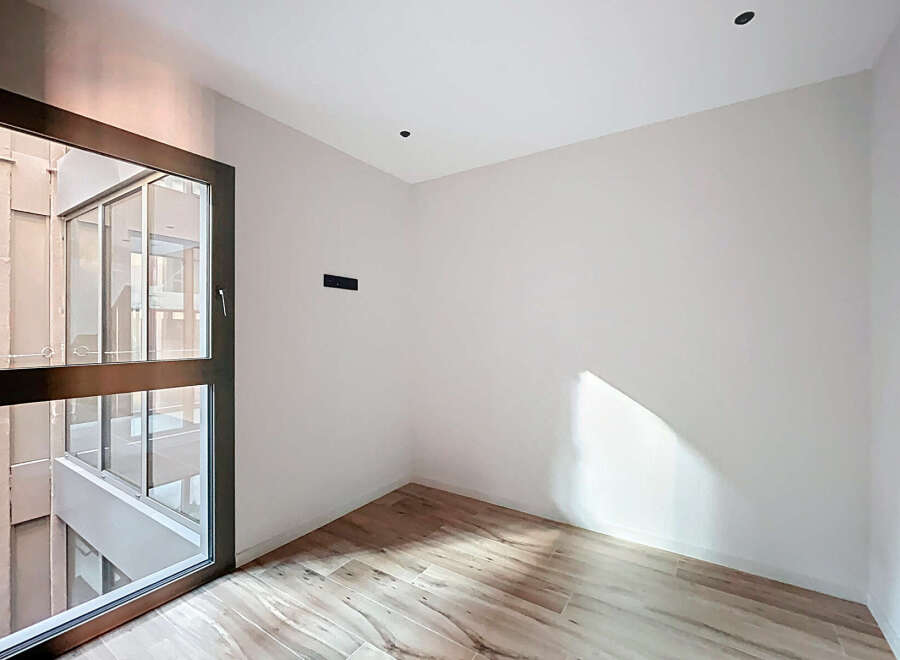 Discover this bright and airy space, perfect for a modern living experience.