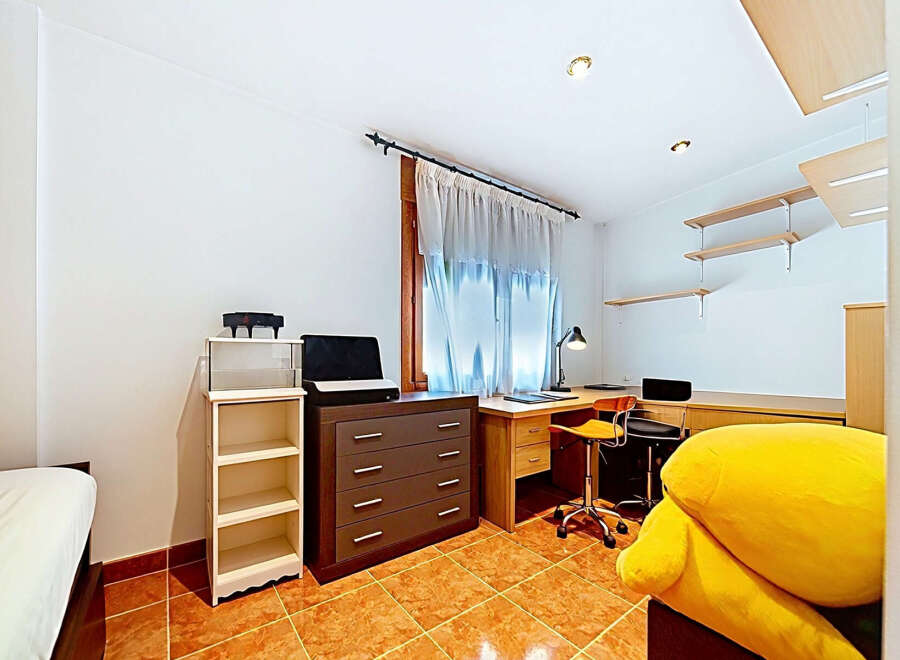 Discover this cozy and well-lit room, perfect for work or relaxation.