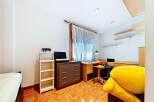 Discover this cozy and well-lit room, perfect for work or relaxation.