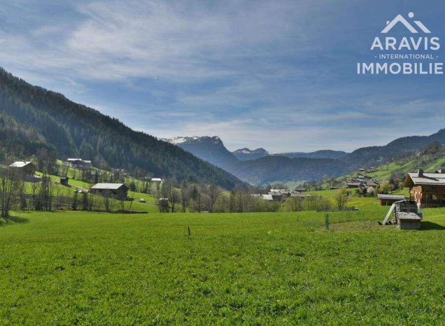 Discover this idyllic mountain property nestled in a picturesque valley.