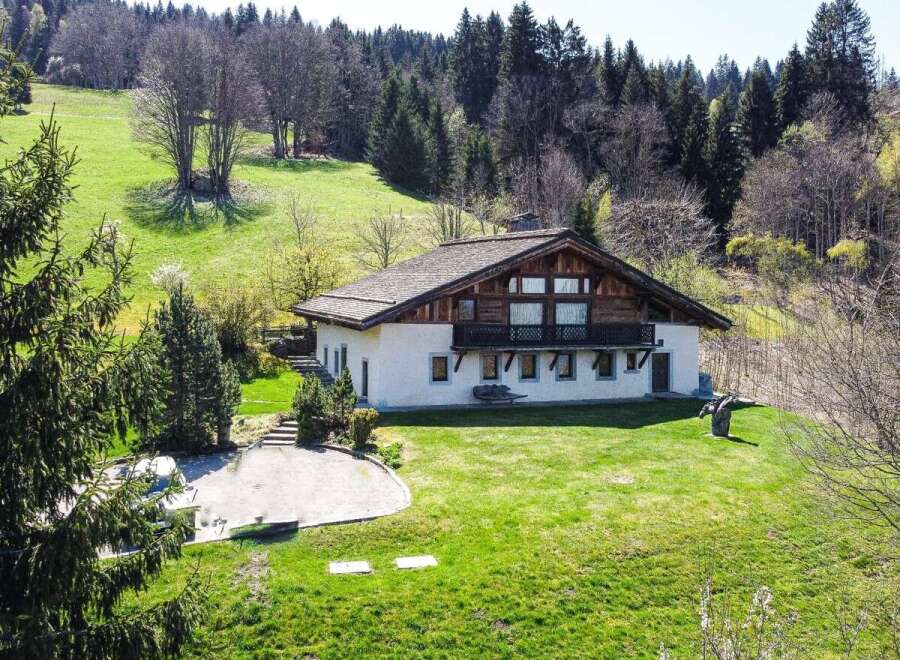 Stunning chalet nestled in the Swiss Alps, boasting breathtaking mountain views and lush green surroundings.