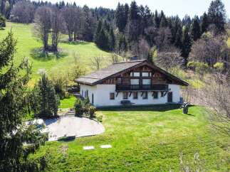 Stunning chalet nestled in the Swiss Alps, boasting breathtaking mountain views and lush green surroundings.