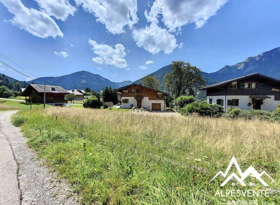 Discover this idyllic building plot nestled in the heart of the Alps, offering breathtaking mountain views.