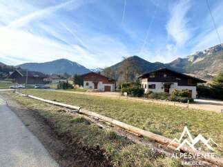 Discover this charming chalet nestled in the heart of the French Alps, boasting breathtaking mountain views.