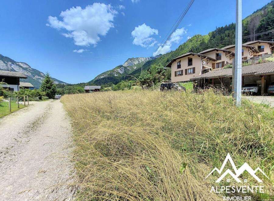 Build your dream home in this idyllic mountain setting! This stunning plot of land offers breathtaking valley views and is conveniently located near charming villages.