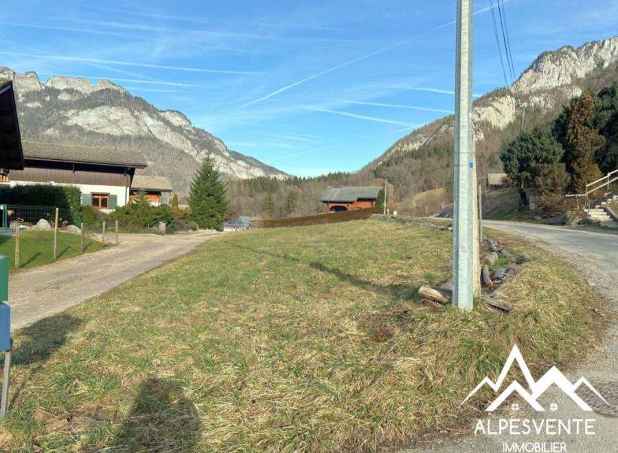 Build your dream home in this idyllic mountain setting! This stunning plot of land offers breathtaking views and is located near charming villages.