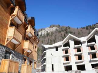 Discover this stunning property nestled in the mountains, featuring two buildings with unique architectural styles.
