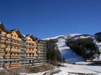 This stunning ski resort property boasts breathtaking mountain views and modern architectural design.