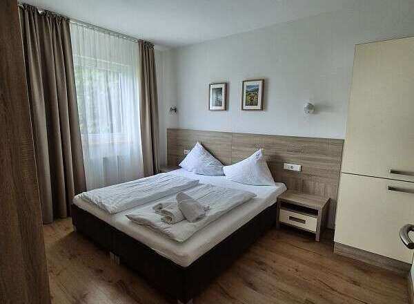 This cozy bedroom features a comfortable double bed with fresh linens and fluffy pillows.