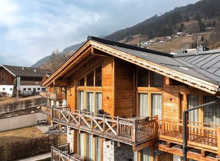 Experience the charm of this stunning wooden chalet nestled in the mountains.