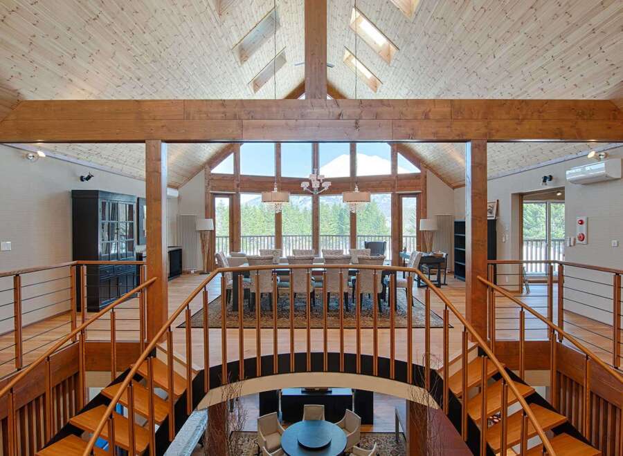 This stunning home boasts a spacious open-plan design with a magnificent vaulted ceiling and large windows offering breathtaking views.