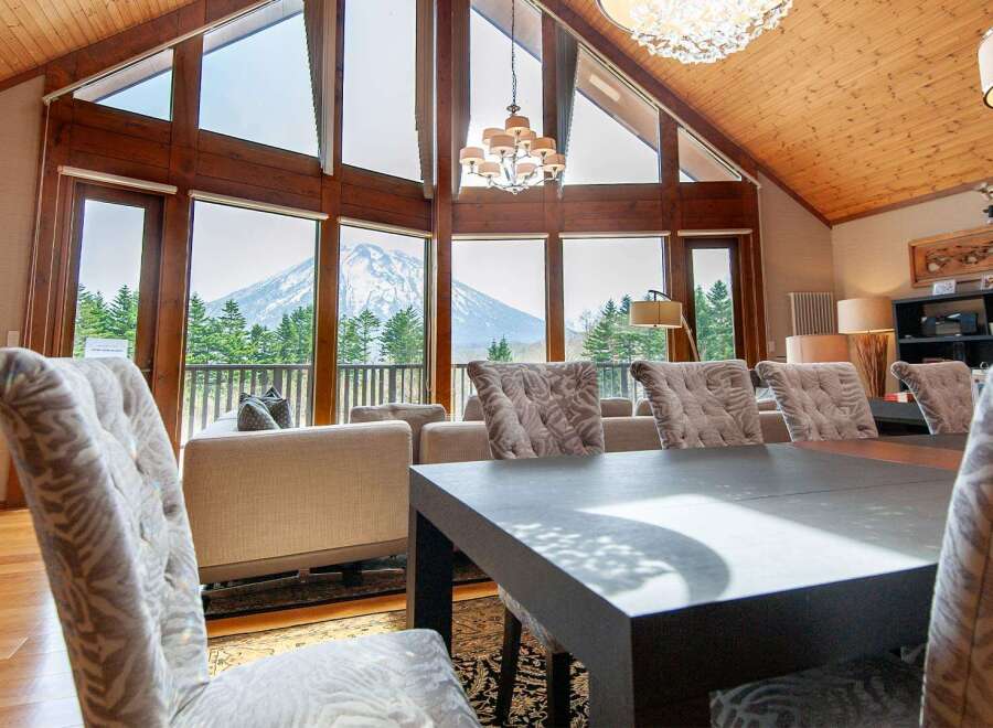 Luxurious chalet with breathtaking views of a snow-capped mountain.