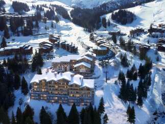 Discover the ultimate ski-in/ski-out experience at this stunning mountain property.