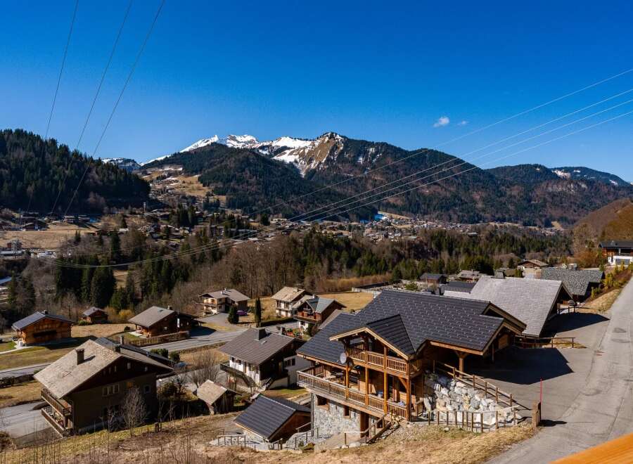 Discover a stunning chalet nestled in the heart of the mountains, offering breathtaking views and unparalleled tranquility.