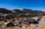 Discover a stunning chalet nestled in the heart of the mountains, offering breathtaking views and unparalleled tranquility.
