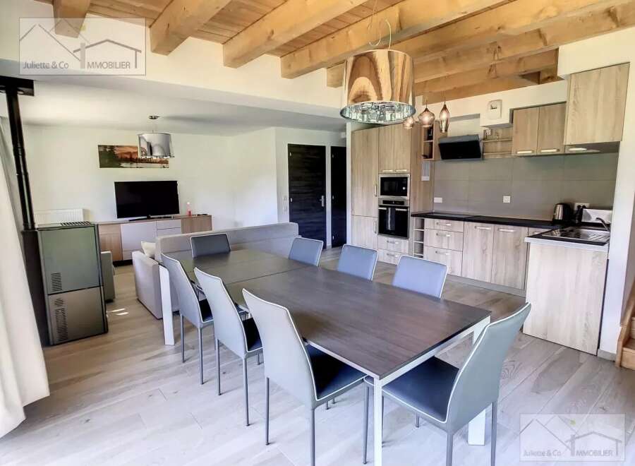 Discover this stunning property featuring a spacious dining area perfect for entertaining.