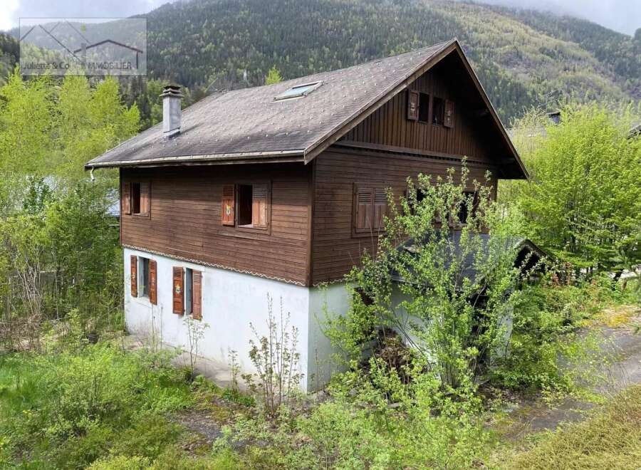 Discover a charming wooden house nestled in a picturesque mountain setting.