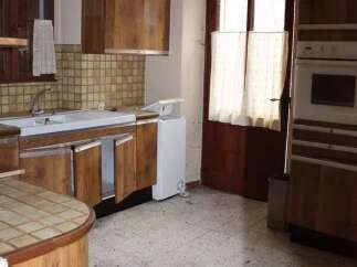 Discover the charm of this kitchen with its classic wooden cabinetry.