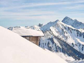 Nestled in a breathtaking snowy mountain range, this charming wooden cabin offers unparalleled seclusion and stunning views.