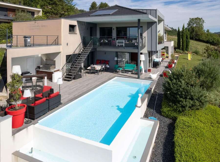 Luxury house with a stunning infinity pool and landscaped gardens.