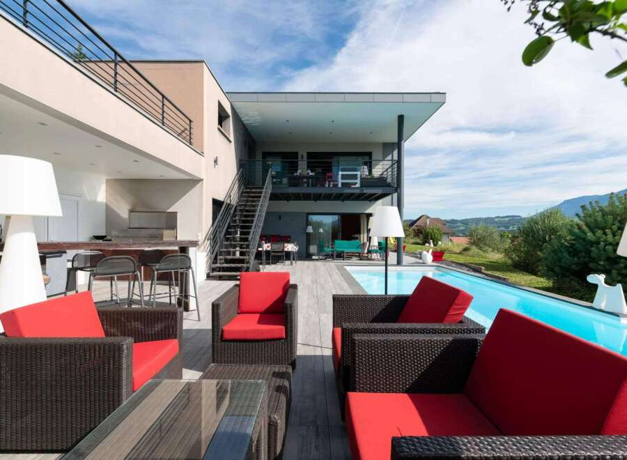 Luxury modern house with stunning pool and mountain views.