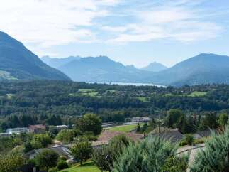 Nestled in the French Alps, this stunning property offers breathtaking panoramic views of the mountains and lake.