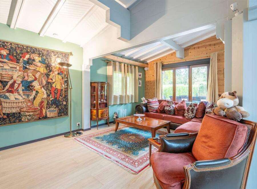 This stunning property boasts a spacious living area with high ceilings and large windows, offering ample natural light.