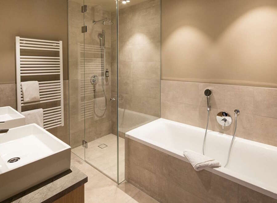 This luxurious bathroom boasts a spacious bathtub and a separate walk-in shower, perfect for relaxation and rejuvenation.