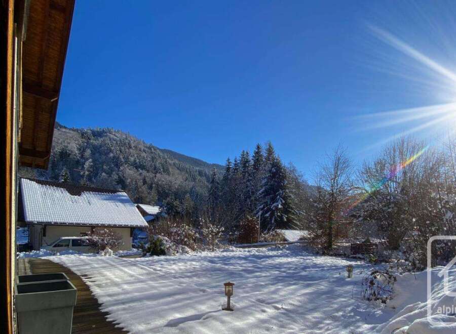 This stunning chalet boasts a picturesque snow-covered landscape, offering breathtaking mountain views and abundant sunshine.