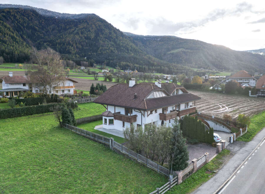 Discover a stunning property nestled in a picturesque mountain setting.