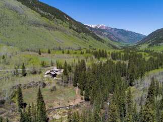 This secluded mountain estate boasts breathtaking views and offers a tranquil escape in a pristine natural setting.