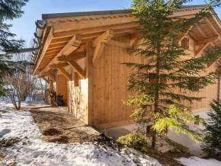 This stunning chalet boasts a beautiful wooden exterior, perfect for a cozy mountain getaway.
