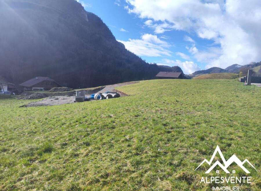 Build your dream home in this idyllic mountain setting! This spacious plot offers breathtaking valley views and is conveniently located near local amenities.