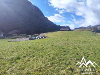 Build your dream home in this idyllic mountain setting! This spacious plot offers breathtaking valley views and is conveniently located near local amenities.
