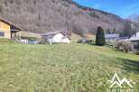Build your dream home in this idyllic mountain setting! This spacious plot offers stunning views and is conveniently located near charming villages.